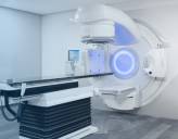 Untersuchungsraum im Krankenhaus mit einem Linearbeschleuniger (LINAC)