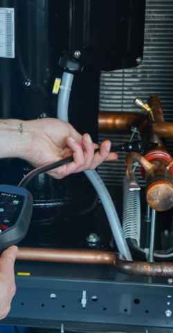 Service Mitarbeiter von Riedel Kooling, Glen Dimplex Precision Cooling führt eine Dichtheitsprüfung durch
