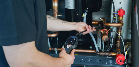 Service Mitarbeiter von Riedel Kooling, Glen Dimplex Precision Cooling führt eine Dichtheitsprüfung durch