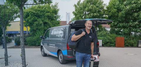 Service Mitarbeiter von Riedel Kooling auf dem Weg zu einer Inbetriebnahme, Wartung, Serviceeinsatz.